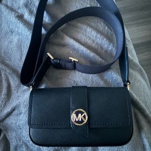 Small Authentic Mk cross body purse black brand new only used once
